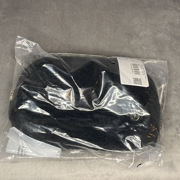LULULEMON ATHLETICA | Everywhere Belt Bag *Fleece in Black - Picture 7 of 7